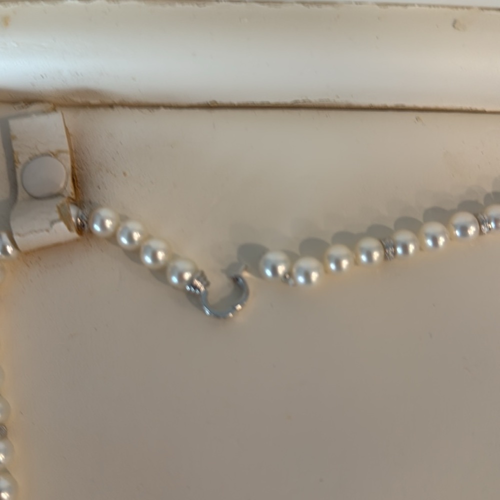 Vintage 20 inch high quality costume pearl necklace.
FINAL MARKDOWN. - Picture 5 of 11